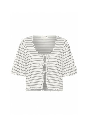 Korte mouwen, cropped top in het wit met zwarte horizontale strepen, met een afgeronde halslijn en een knoopsluiting aan de voorkant. Gerafelde onderrand en mouwen.