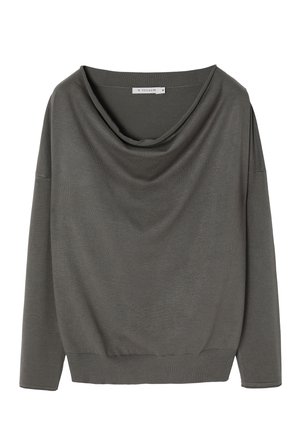 Czarny sweter typu cowl neck w miękkim materiale, z długimi rękawami i prążkowanym dołem, zaprojektowany w luźnym kroju. Prosty, minimalistyczny styl.
