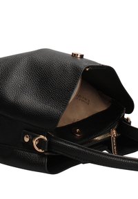 Zwarte handtas van gestructureerd leer, geopend om de beige binnenvoering te tonen, met een gouden ritssluiting, een band en gouden metalen details.