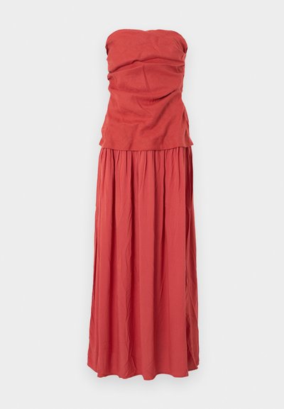 Robe longue bustier de couleur terre cuite texturée, avec un corsage froncé et une jupe fluide et froncée. Tissu lisse avec une coupe décontractée.