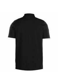 Polo shirt noir à manches courtes avec col. Fabriqué à partir d'un tissu lisse et léger. Présente un design épuré et minimal sans accents.