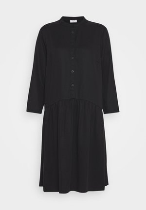 Robe noire boutonnée à manches longues, avec un col mandarin et une taille froncée, réalisée en tissu doux à la texture lisse.