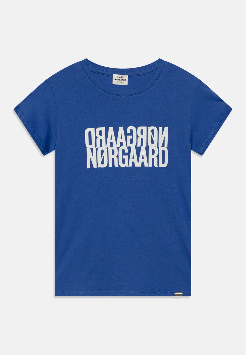 Mėlynas medvilnės marškinėliai su trumpomis rankovėmis ir apvalia apykakle. Priekyje yra didelis baltas tekstas "DRAAGARD NØRGAARD".
