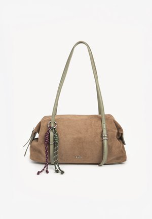 Sac à main en daim marron avec deux longues anses vert pâle, des pampilles décoratives vertes et violettes en corde, et le logo "RAID" à l'avant.