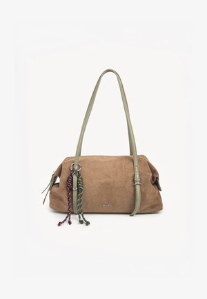 Borsa a mano in camoscio marrone con due lunghe cinghie verde pallido, nappine decorative verdi e viola di corda e logo "RAID" sul davanti.