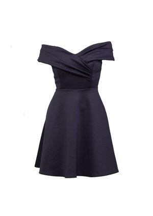 Abito blu navy a spalle scoperte con scollo arricciato, corpino aderente e gonna svasata. Realizzato in tessuto liscio con una leggera lucentezza.