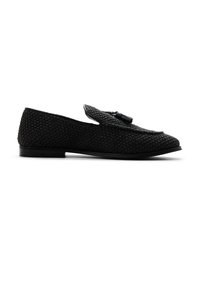 Mocasín negro tejido sin cordones con detalle de borlas y suela plana, mostrado de lado sobre fondo blanco.