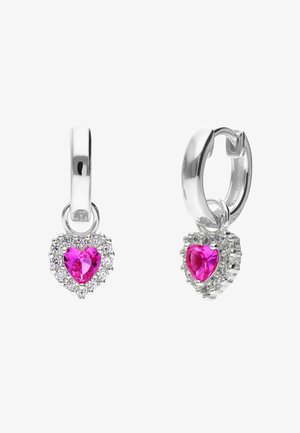 Boucles d'oreilles en forme de cœur avec pierres précieuses roses, entourées de strass clairs, montées sur une monture en métal argenté poli de style huggie.