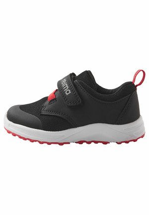Czarne sportowe buty z siateczkowej tkaniny, z czerwonymi akcentami i rzepem. Posiadają białą podeszwę środkową oraz teksturowaną czerwoną podeszwę zewnętrzną.