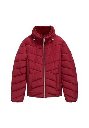 Veste doudoune rouge avec un col montant, motif matelassé en diagonale, fermeture éclair à l'avant et poches latérales. Texture lisse et légèrement brillante.