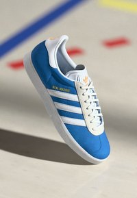 adidas Originals GAZELLE - Indendørsfodboldstøvler - real madrid/bluebird/footwear white/crew yellow