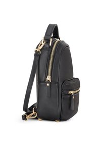 Mini-sac à dos en cuir noir avec fermetures éclair dorées, poche avant, sangle ajustable et détails en métal doré, vu de côté.