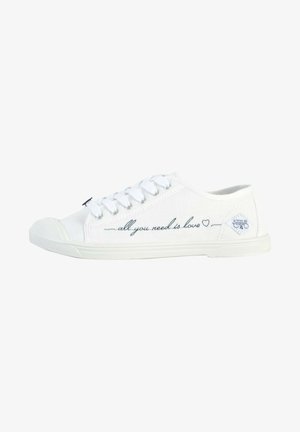 Witte canvas sneakers met ronde neus, platte zool en zes veterogen. Bevat de tekst "all you need is love" in het blauw, met logo op de hak.