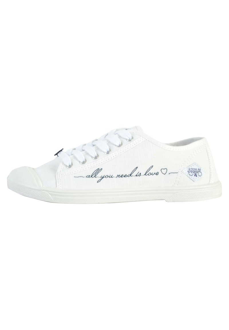 Sneaker in tela bianca con punta rotonda, suola piatta e sei occhielli. Presenta la scritta "tutto ciò di cui hai bisogno è amore" in blu, con logo sul tallone.