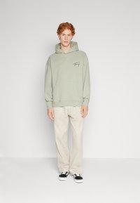 Tommy Jeans Jersey con capucha - faded willow