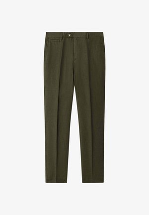 Donkergroene slim-fit broek in olijfgroen met knoop- en ritssluiting aan de voorkant, riemlussen, en steek- en muntzakken aan de zijkant.