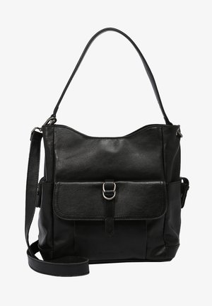 Bolso de mano de cuero negro con una textura suave, parte superior curva, correa sencilla y un bolsillo frontal asegurado por una hebilla metálica. Cuenta con una correa de hombro ajustable.