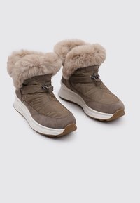 Bottines d'hiver brunes et rembourrées avec bordure en fausse fourrure, tige synthétique, design matelassé et semelle en caoutchouc pour une bonne adhérence. Comprend des sangles réglables.