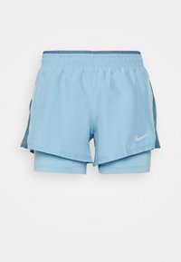 Vaaleansiniset urheilushortsit, joissa on kerroksellinen muotoilu, joustava vyötärönauha ja pieni valkoinen Nike-logo alaosassa edessä.