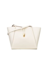 Witte leren tote bag met schuine zijkanten, een gouden accent bij de sluiting en een lange verstelbare schouderband voor crossbody gebruik.
