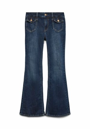 Jean en denim bleu foncé avec jambes évasées, fermeture à boutons sur le devant et deux poches à rabat boutonnées à l'avant.