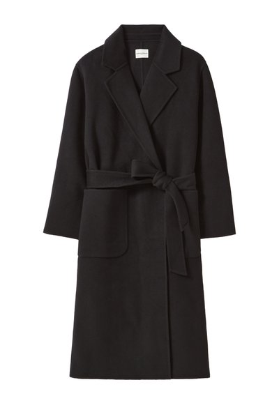 Cappotto in misto lana nero con vita cintata, collo a rever, maniche lunghe e due tasche frontali. Texture liscia con un design sartoriale.