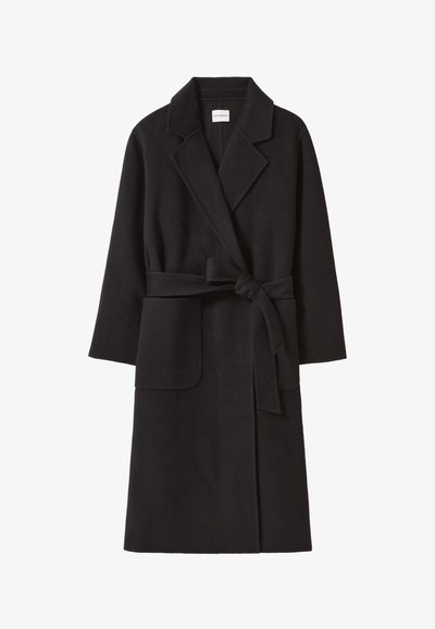 Cappotto in misto lana nero con vita cintata, collo a rever, maniche lunghe e due tasche frontali. Texture liscia con un design sartoriale.