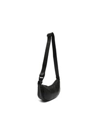 Borsa a spalla nera con forma curva, realizzata in materiale liscio. Presenta una lunga tracolla regolabile e un discreto dettaglio di cucitura.