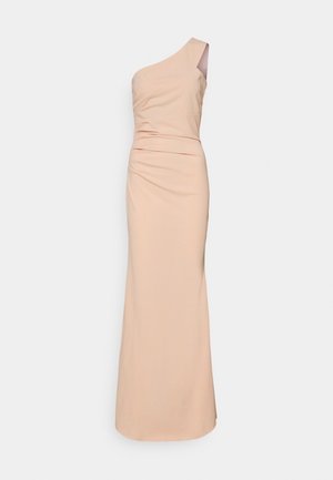 Ärmelloses, einseitig schulterfreies langes beiges Kleid mit tailliertem Schnitt und leichter Drapierung auf der linken Seite.