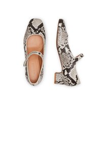 Zapatos Mary Jane con estampado de piel de serpiente en blanco y negro, con puntera cuadrada y tacón bajo en bloque. Presentan una correa ajustable y un interior suave.