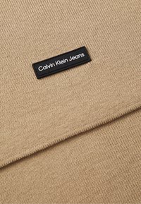 Calvin Klein Jeans PATCH SCARF UNISEX - Šal - travertine