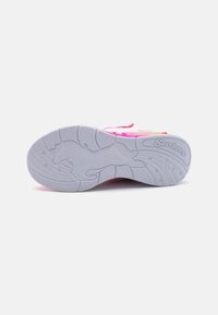 Baskets Skechers avec une tige blanche et rose, semelle en caoutchouc arborant un design de licorne et motifs texturés pour une meilleure adhérence.