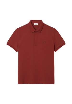 Rotes Poloshirt aus Baumwolle mit klassischem Kragen, kurzen Ärmeln und kleinem Logo auf der Brust. Glatte Textur.