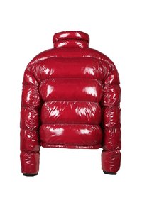 Röd vadderad puffjacka med glänsande finish, hög krage och elastiska ärmslut; har en kortad design och horisontellt quiltat mönster.