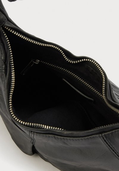 Geantă de mână neagră din piele cu finisaj texturat, prevăzută cu închidere cu fermoar și un interior spațios căptușit cu material textil negru.