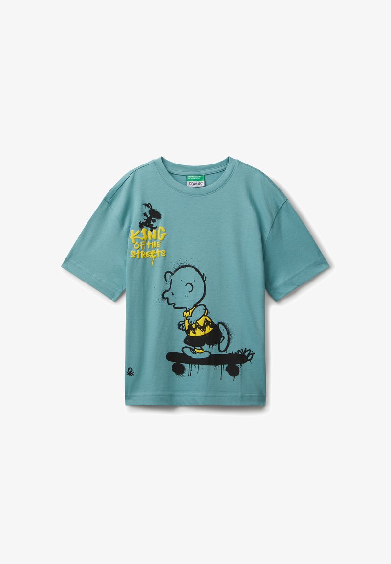 Tyrkysové tričko s černobílým a žlutým grafickým motivem Charlieho Browna na skateboardu s textem "Král ulic".