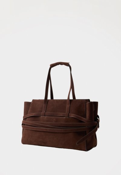 Σκούρο καφέ δερμάτινη τσάντα ώμου με διπλές λαβές και λεπτομέρεια λωρίδας που περικυκλώνει, εμφανίζεται σε λευκό απλό φόντο.