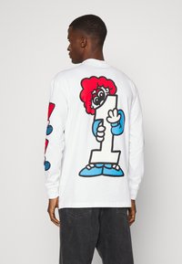 Market RUNS THE WORLD MOCK  - Camisola de manga comprida - white