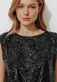 Promod COURTE À PAILLETTES - Robe de soirée - noir