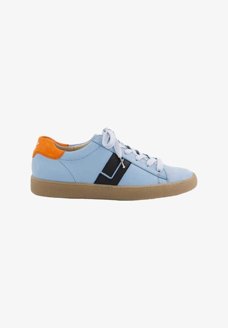 Lichtblauwe leren sneaker met zwarte accenten en een oranje hak, rubberen zool, ronde neus en witte veters. Glad oppervlak overal.