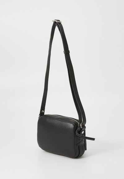 Svart läderväska med axelrem, texturerad yta, rektangulär form, dragkedja och två smala remmar för justerbar längd.