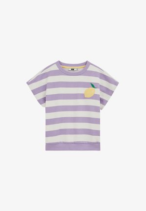 Chemise à manches courtes rayée mauve et blanche avec un col rond et un petit motif de citron jaune sur la poitrine.