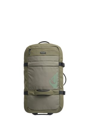 Große olivgrüne und graue Reisetasche mit Rollen, Frontreißverschlusstasche, seitlichen Griffen und einem hellgrünen stilisierten Logo auf der Vorderseite.