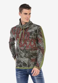 Grauer Kapuzenpullover mit grünen Akzenten, der ein grafisches Design von Schädeln und auffälligen Texten zeigt. Der Stoff hat eine strukturierte, bedruckte Oberfläche.