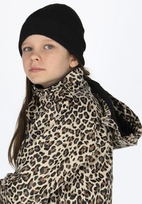 Wasserfeste Jacke mit Leopardenmuster, hochgeschlossener Kragen und schwarzen Akzenten, kombiniert mit einer gerippten schwarzen Mütze. Verfügt über eine glänzende Oberfläche.