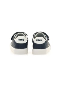 Zapatillas sintéticas en color azul marino con detalles en blanco y una correa ajustable. Presenta un talón texturizado y un logo en la parte posterior. Suela de goma plana.