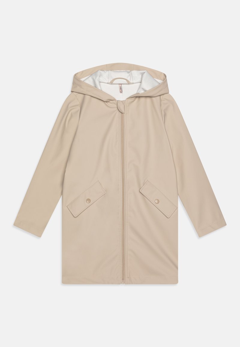 Beige vanntett jakke med glidelås foran, to klafflommer og hette. Glatt tekstur; enkel design uten mønstre eller detaljer.