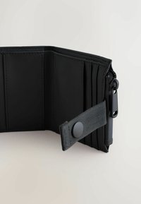 Fekete pénztárca műanyagból, több kártyatartóval, egy textil pánttal, amely patenttal záródik, és egy cipzáras rekesszel.