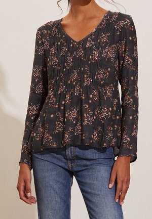 Bluse med lange ærmer i mørkt blomsterprint, V-udskæring, opsamlede folder og løs pasform. Stoffet er let og har en blød tekstur.