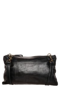 Schwarze Leder-Crossbody-Tasche mit glatter Textur, langem Tragegurt und Messingbeschlägen. Rechteckige Form, minimalistische Designelemente.